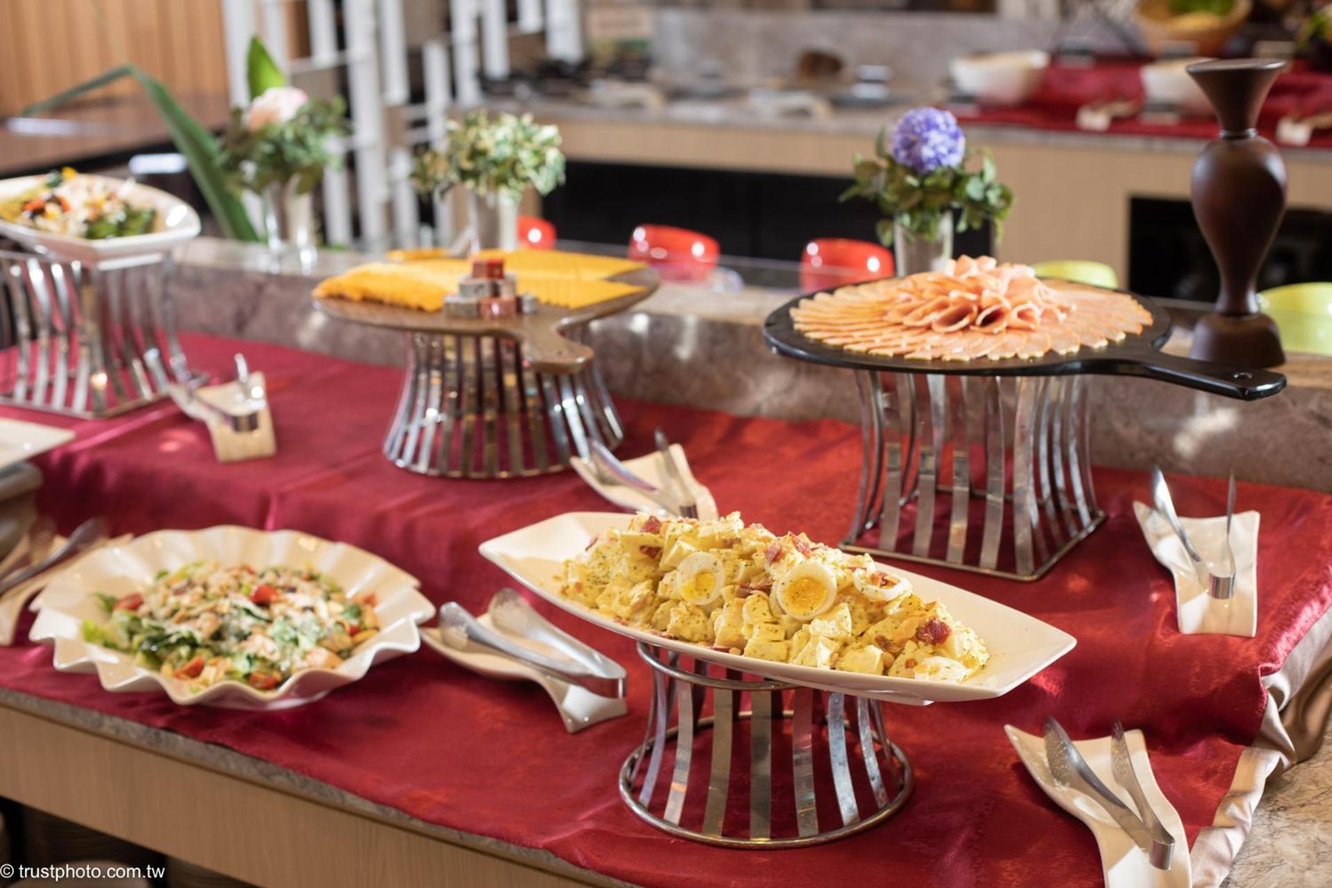 Grand Bay Resort Hotel Heng-ch'un Εξωτερικό φωτογραφία A buffet at a hotel