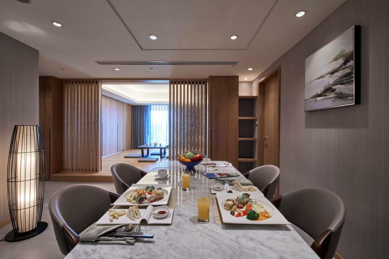 Grand Bay Resort Hotel Heng-ch'un Εξωτερικό φωτογραφία A dining room in a suite at the hotel